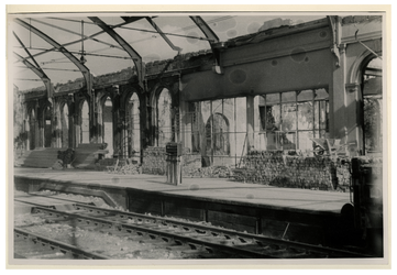 XXXIII-569-39-03-15 Het verwoeste station Delftsepoort aan het het Stationsplein na het Duitse bombardement van 14 mei 1940.
