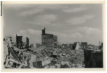 XXXIII-569-39-03-4 De verwoeste omgeving van de Westewagenstraat na het Duitse bombardement van 14 mei 1940. Gezien uit ...