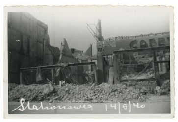 XXXIII-569-39-10-1 Restanten van Rutten's cafetaria aan de Stationsweg nr. 7, als gevolg van het Duitse bombardement ...