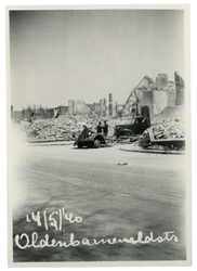 XXXIII-569-39-10-2 Restanten van gebouwen aan de Van Oldenbarneveltstraat, na het Duitse bombardement van 14 mei 1940. ...