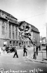 XXXIII-569-39-10-4 Restanten van de zijkant van het postkantoor aan de Meent, na het Duitse bombardement van 14 mei ...