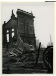 XXXIII-569-39-7 Gezicht op de door het Duitse bombardement van 14 mei 1940 getroffen schouwburg in de Aert van ...