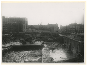 XXXIII-569-40-2 Het geraseerde deel van de Jonker Fransstraat bij de Goudsestraat na het Duitse bombardement van 14 mei ...