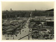 XXXIII-569-44-2 De Binnenweg en omgeving na het bombardement van 14 mei 1940. Het puin is inmiddels grotendeels geruimd ...