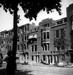 XXXIII-574-00-05 Gezicht op het Burgemeester Meineszplein met verwoeste panden als gevolg van het bombardement van eind ...