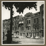 XXXIII-574-00-05 Gezicht op het Burgemeester Meineszplein met verwoeste panden als gevolg van het bombardement van eind ...