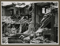 XXXIII-611 Gezicht op de Claes de Vrieselaan in Rotterdam-West met verwoeste huizen als gevolg van het bombardement ...