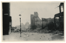 XXXIII-632-00-01-10 Gezicht in de 2e Gijsingstraat met restanten van verwoeste panden als gevolg van het bombardement ...