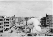 XXXIII-632-00-01-11 Gezicht in de door het geallieerde bombardement van 31 maart 1943 getroffen Rösener Manzstraat met ...