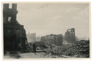 XXXIII-632-00-01-16 Gezicht in de Groenlandstraat met restanten van verwoeste panden als gevolg van het bombardement ...
