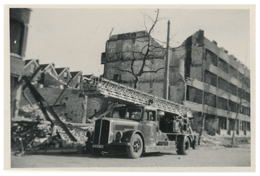 XXXIII-632-00-01-19 Gezicht op de door het geallieerde bombardement van 31 maart 1943 getrofffen Mathenesserweg met ...