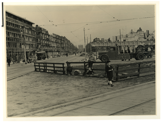 XXXIII-632-00-03-4 De beschadigde Mathenesserweg gezien vanaf het Marconiplein na het bombardement van 31 maart 1943. ...
