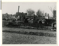 XXXIII-632-00-04-1 Gezicht op het Visserijplein met verwoeste gaarkeuken en panden als gevolg van het bombardement van ...