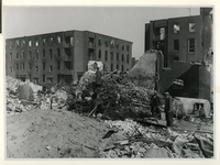 XXXIII-632-00-04-13 Gezicht op de 2e Gijsingstraat met verwoeste panden als gevolg van het bombardement van 31 maart ...