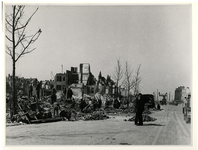 XXXIII-632-00-04-6 Gezicht op de Schiedamseweg met restanten van verwoeste panden als gevolg van het geallieerde ...