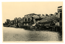XXXIII-645-00-01-01-01-1 Gezicht in de Rijnhaven met havenverwoestingen veroorzaakt door de Duitse Wehrmacht. Vernielde ...