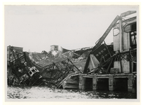 XXXIII-645-00-01-01-01-3 Gezicht in de Rijnhaven met havenverwoestingen veroorzaakt door de Duitse Wehrmacht. Vernielde ...