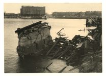 XXXIII-645-00-01-2 Gezicht op de Rijnhaven met havenverwoesting, veroorzaakt door de Duitse Wehrmacht. Op de ...