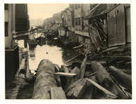 XXXIII-645-00-01-3 Gezicht op de zuidzijde van de Rijnhaven met havenverwoesting, veroorzaakt door de Duitse Wehrmacht. ...