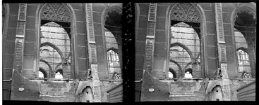 2008-16 Stereofoto. Een blik naar binnen door de beschadigde ramen van de Sint Laurenskerk op de gewelven van de kerk ...