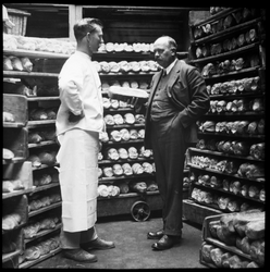 191 Chef Bakker M. de Looze met J. Jansse bij een broodkeuring in de bakkerij aan de Oranjeboomstraat.