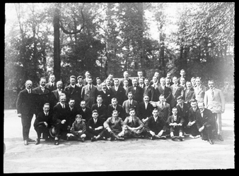 198 Groepsfoto van alle mannelijke personeelsleden van Bakkerij Jansse tijdens een dagje uit.