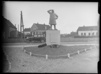 2008-2132-01 Het monument 'De Redder' uit 1931 aan de Havenweg in Hoek van Holland. Het beeld is gewijd aan alle ...