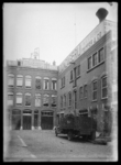 2021-81-51 De Catharinastraat met links Stoelenfabriek en Stoffeerderij D. Peiffer. Rechts is de loonzagerij van de ...