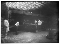 207 Personeel aan het werk bij de ovens van bakkerij Jansse.