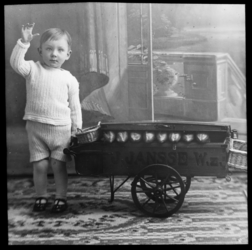 54 Familiefoto uit de collectie van de bakkerijfamilie Jansse. Jozua Jansse (1924-2006) met een miniatuurbakkerskar van ...