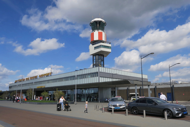227 De vertrekhal en de verkeerstoren van Rotterdam The Hague Airport