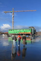 25 De bouw van DePot, het nieuwe Collectiegebouw van Museum Boijmans van Beuningen in het Museumpark. Rechts op de ...