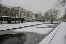 274 Een besneeuwde Westersingel en trams op de Mauritsweg.