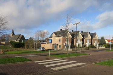 279 Woningen aan de Dirk van der Kooijstraat in Terbregge. Op de achtergrond de voormalige Alexanderkerk.
