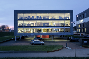 290 Een verlicht kantoorgebouw aan de Linatebaan in Overschie.