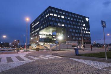 291 Verlicht bedrijfsverzamelgebouw Cornerstone aan het Rotterdam Airportplein in Overschie.