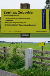 309 Struinpad Zuidpolder, Rotterdams platteland. Natuurmonumentenbord bij de toegang tot het wandelpad door ...