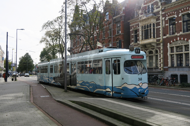 319 De Van Vollenhovenstraat met een gereserveerde tram bedoeld voor rondritten door de stad.