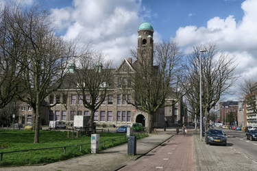 376 De voormalige zeevaartschool aan de Pieter de Hooghweg.