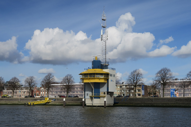 380 De radarpost aan de Rhijnspoorkade aan de Maas met daarachter woningen aan de Maasboulevard. Links daarvan de gele ...