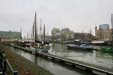 424 Zicht op de Veerhaven in westelijke richting. Links het gebouw van de Koninklijke Roei- en Zeilvereeniging De Maas.