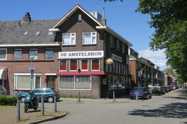426 Café de Amstelbron op de hoek van de Giraffestraat en Elandstraat, Kralingseveer.