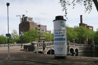 432 De Noorderbrug over de Rotte. Op de voorgrond een reclamezuil met reclame voor de website Ode aan Rotte Rdam.