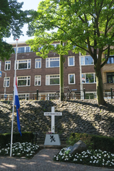 434 De vlag halfstok bij het oorlogsmonument aan de Oostzeedijk Beneden vanwege de Nationale Dodenherdenking.