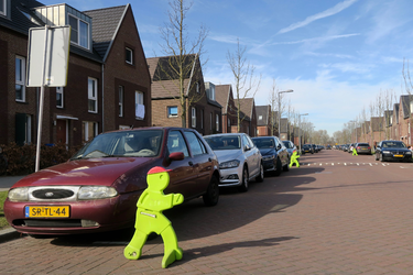 445 Gele verkeersmaatjes in de Van der Waalstraat in Overschie moeten ervoor zorgen dat auto's minder hard door de ...