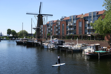 468 Zicht op de Achterhaven met woningen, plezierbootjes en molen De Destilleerketel.