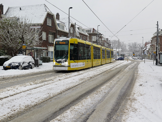 5 Een tram van lijn 4 op Straatweg in de sneeuw.