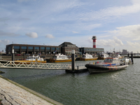 73 De Berghaven in Hoek van Holland met loodsboten en een reddingsboot van de KNRM.