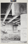 18 Houtskooltekening van de betonconstructie onder de Van Brienenoordbrug. Op de pijlers is grafitti zichtbaar. De ...
