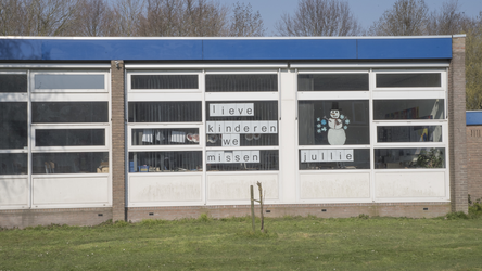 1 Rotterdam tijdens de Coronapandemie. Mededeling op de ramen van een klaslokaal van Basisschool Ravelinde in Heenvliet.